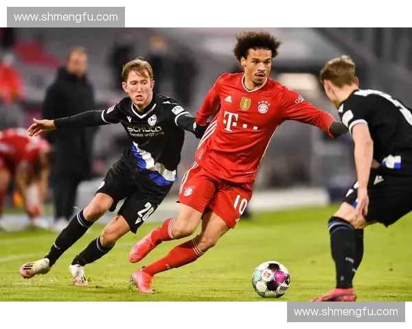 拜仁主教练带领球队冲击新赛季目标 战术革新和球员表现成关键因素